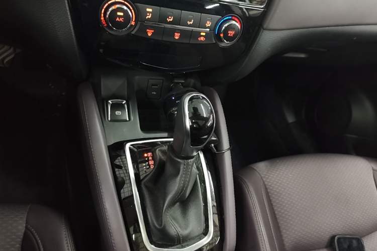 Used Nissan Qashqai 2019 2.0L CVT Luxury Edition Gear Lever