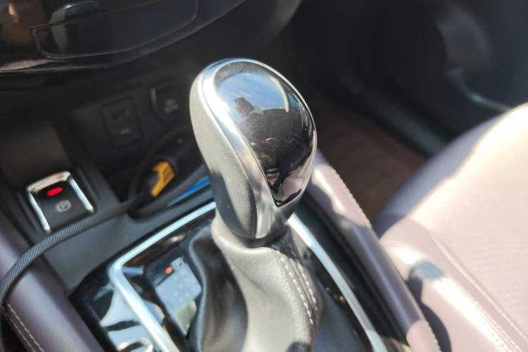 Used Nissan Qashqai 2019 2.0L CVT Luxury Edition Gear Lever