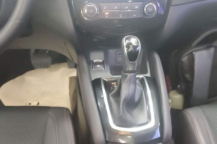 Used Nissan Qashqai 2019 2.0L CVT Luxury Edition Gear Lever