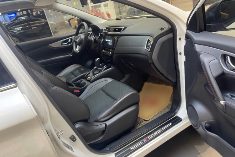 Used Nissan Qashqai 2019 2.0L CVT Luxury Edition Interior 10