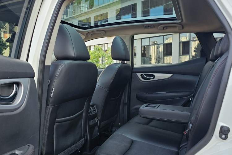 Used Nissan Qashqai 2019 2.0L CVT Luxury Edition Interior 4