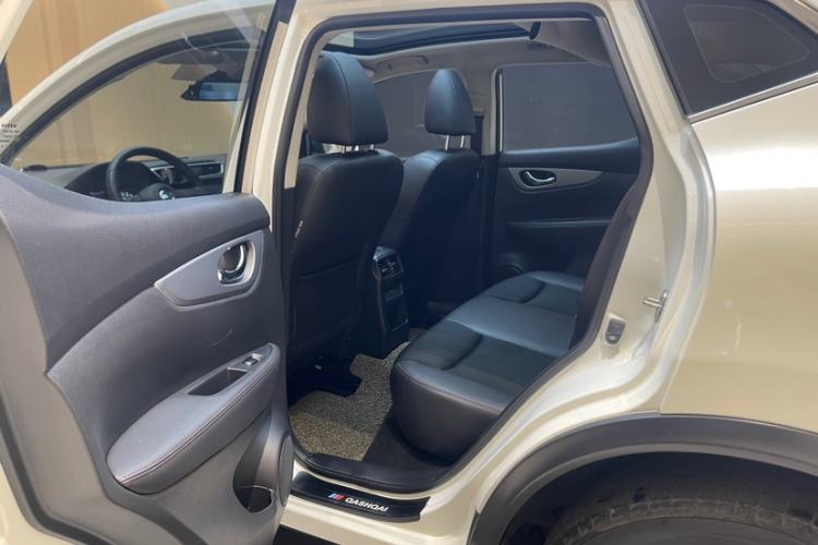 Used Nissan Qashqai 2019 2.0L CVT Luxury Edition Interior 4