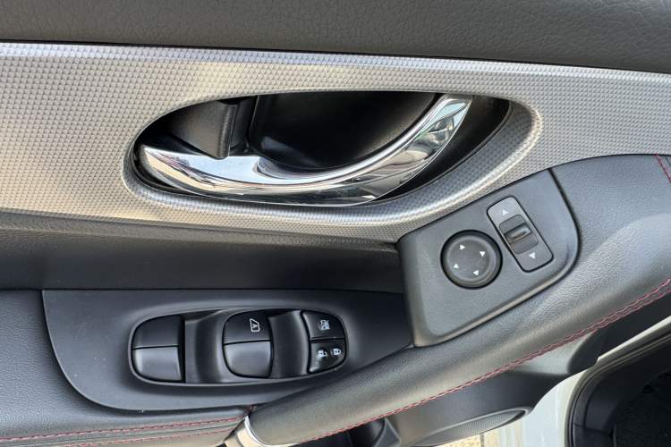 Used Nissan Qashqai 2019 2.0L CVT Luxury Edition Interior 5