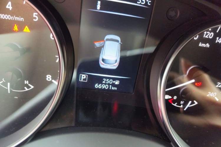 Used Nissan Qashqai 2019 2.0L CVT Luxury Edition Odometer Close Up