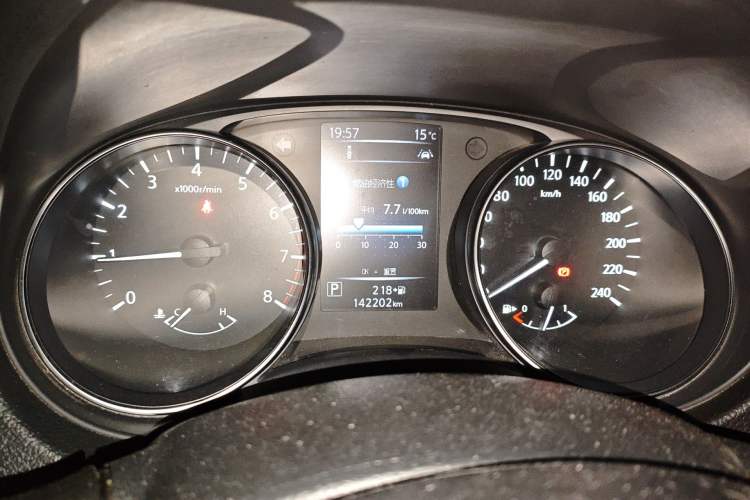 Used Nissan Qashqai 2019 2.0L CVT Luxury Edition Odometer Close Up