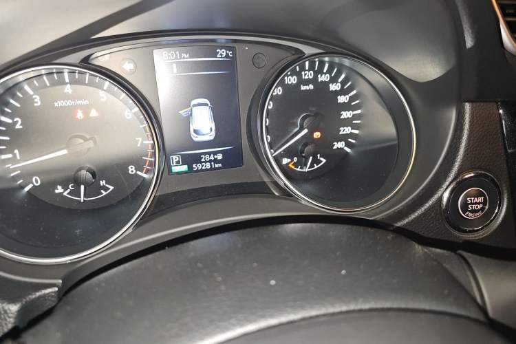 Used Nissan Qashqai 2019 2.0L CVT Luxury Edition Odometer Close Up