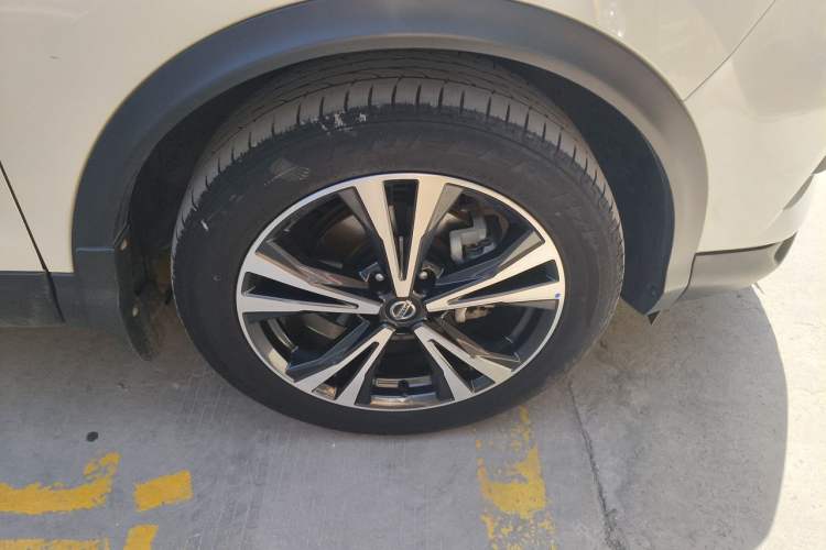 Used Nissan Qashqai 2019 2.0L CVT Luxury Edition Right Front Wheel Hub