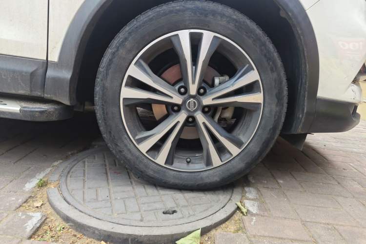 Used Nissan Qashqai 2019 2.0L CVT Luxury Edition Right Front Wheel Hub