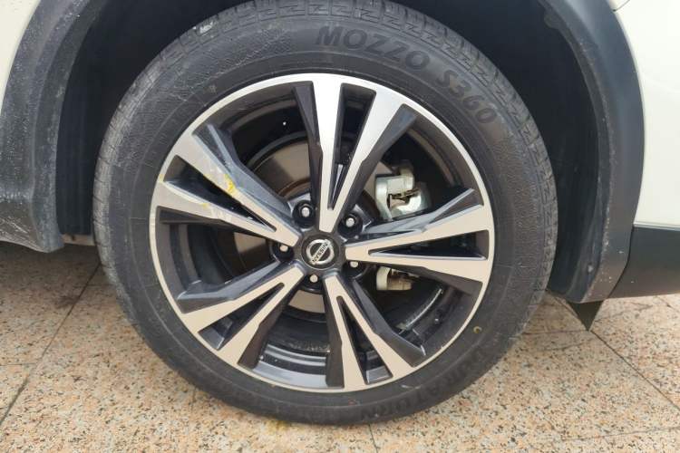 Used Nissan Qashqai 2019 2.0L CVT Luxury Edition Right Front Wheel Hub