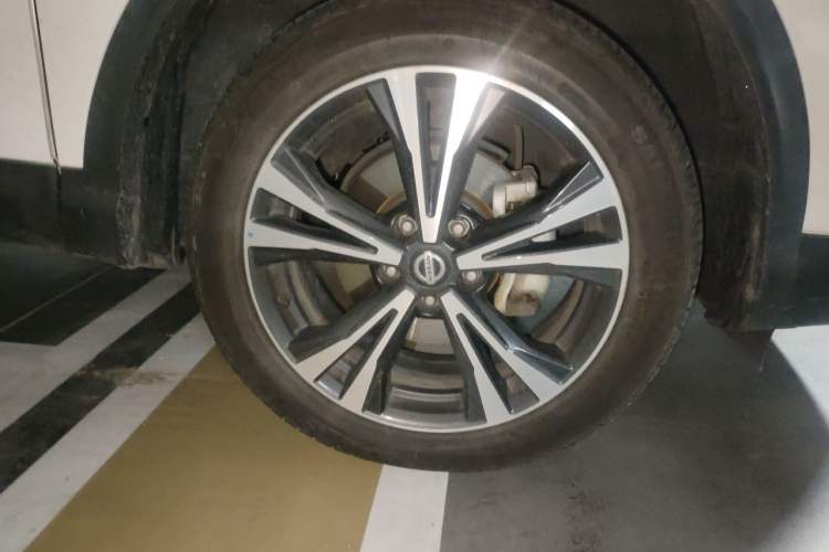 Used Nissan Qashqai 2019 2.0L CVT Luxury Edition Right Front Wheel Hub