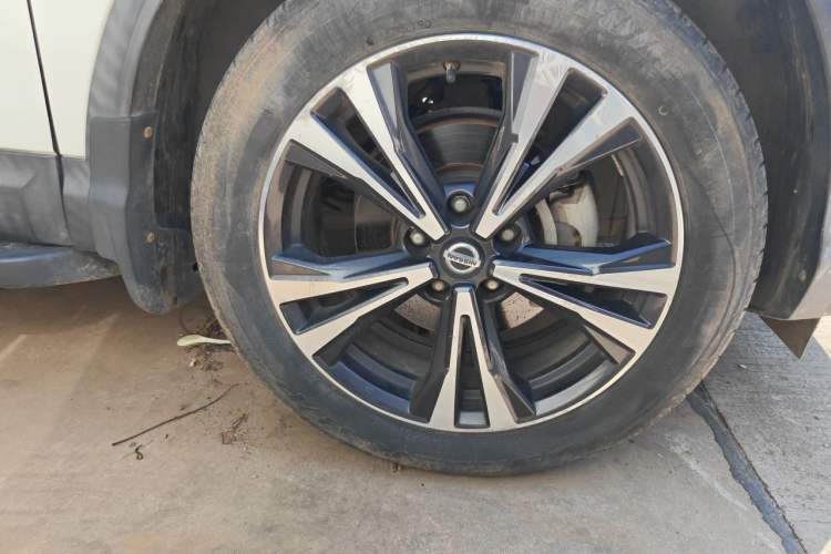 Used Nissan Qashqai 2019 2.0L CVT Luxury Edition Right Front Wheel Hub