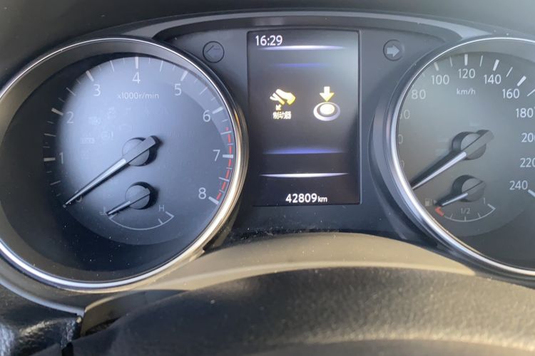 Used Nissan Qashqai 2021 2.0L CVT Luxury Edition Odometer Close Up