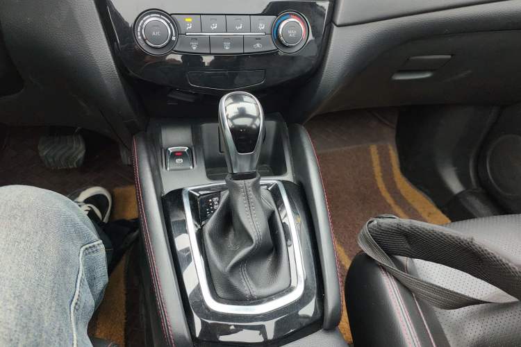 Used Nissan Qashqai 2021 2.0L CVT Luxury Edition Gear Lever