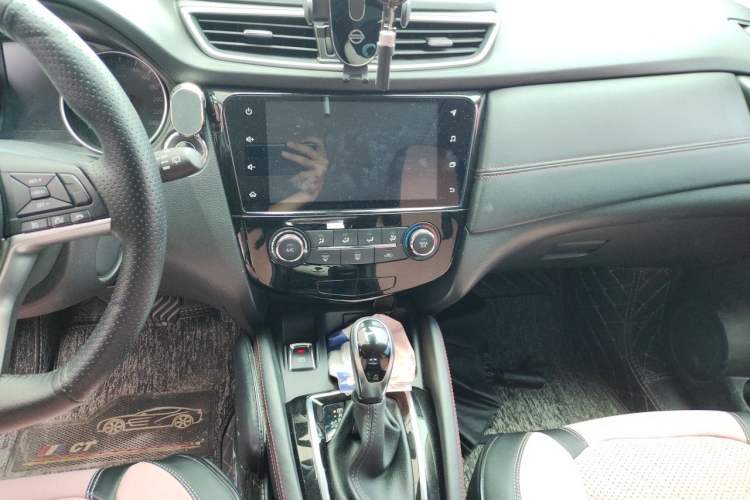 Used Nissan Qashqai 2022 2.0L CVT XV Premier Luxury Edition Audio And AC Panel