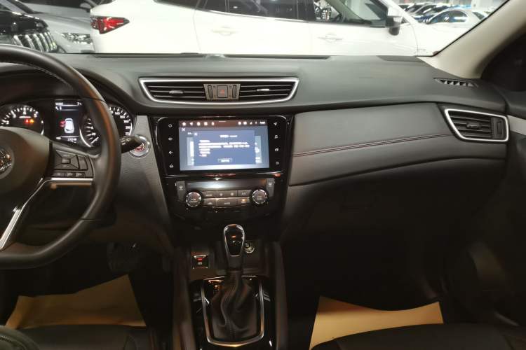 Used Nissan Qashqai 2022 2.0L CVT XV Premier Luxury Edition Audio And AC Panel