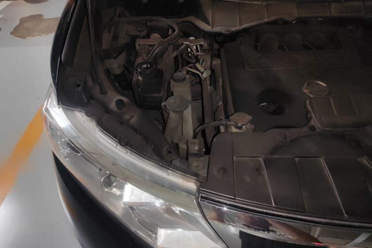 Used Nissan Quest 2012 3.5L SL Engine Bay Right