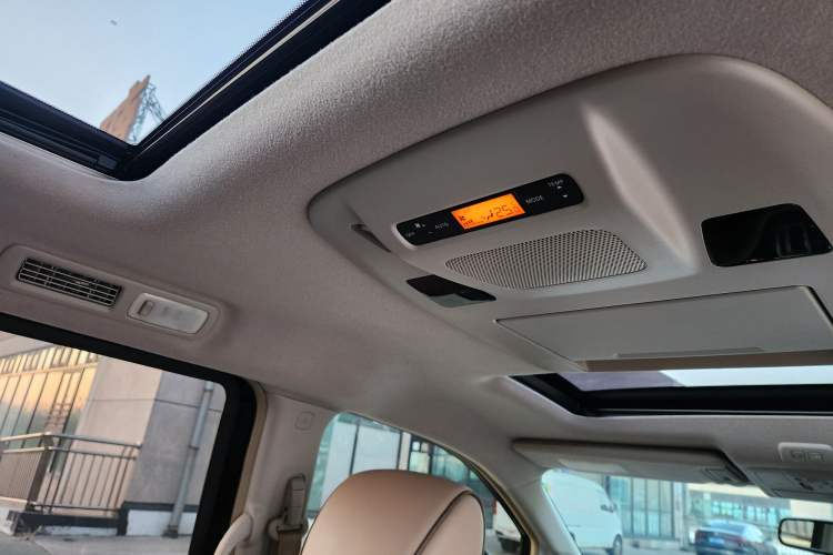 Used Nissan Quest 2012 3.5L SL Interior 11