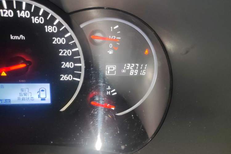 Used Nissan Quest 2012 3.5L SL Odometer Close Up