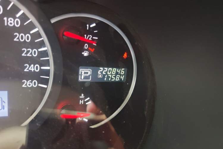 Used Nissan Quest 2012 3.5L SL Odometer Close Up