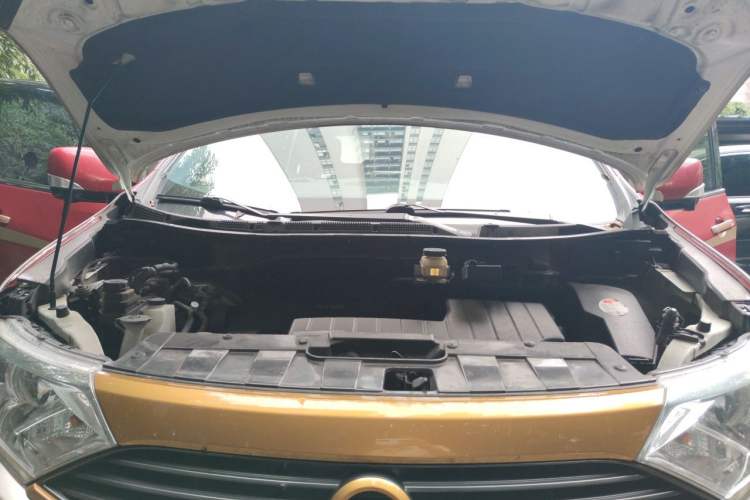 Used Nissan Quest 2012 3.5L SL Engine Bay