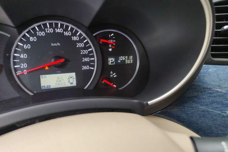 Used Nissan Quest 2012 3.5L SL Odometer Close Up