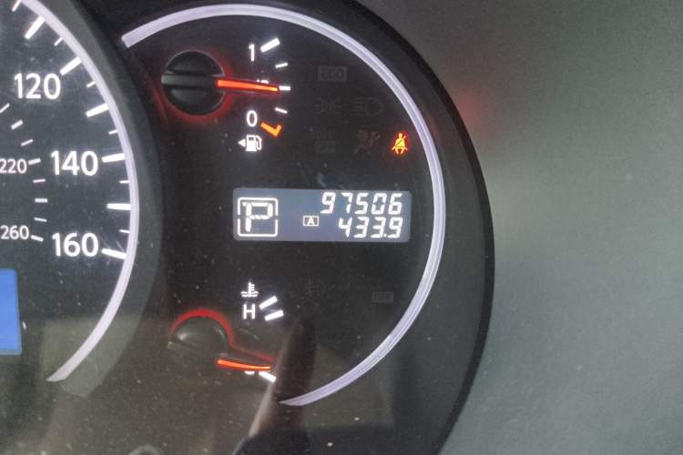 Used Nissan Quest 2012 3.5L SL Odometer Close Up