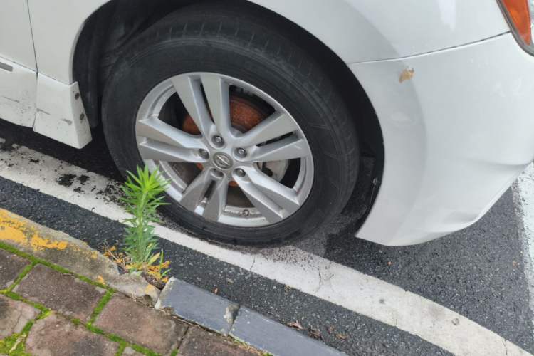Used Nissan Quest 2012 3.5L SL Right Front Wheel Hub