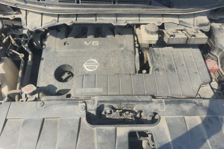 Used Nissan Quest 2013 3.5L SL Engine Bay
