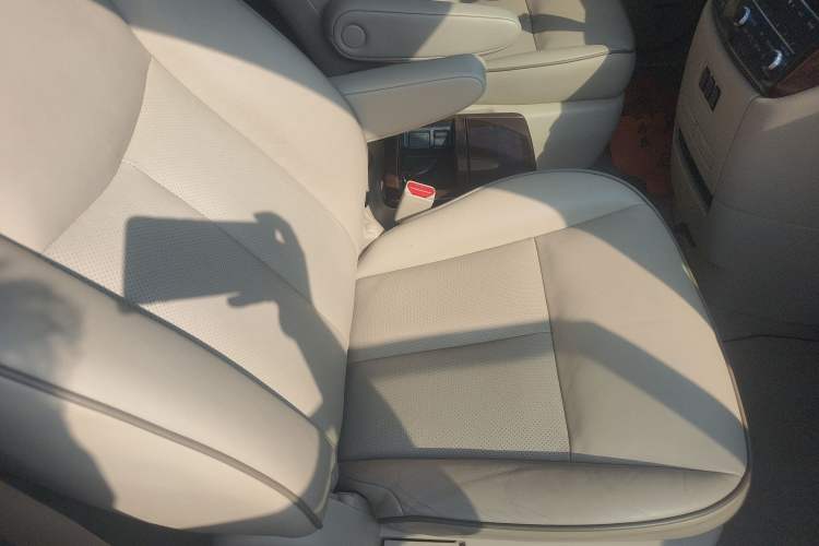 Used Nissan Quest 2013 3.5L SL Right Front Seat