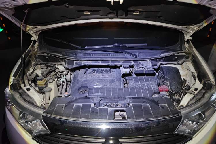 Used Nissan Quest 2013 3.5L SL Engine Bay