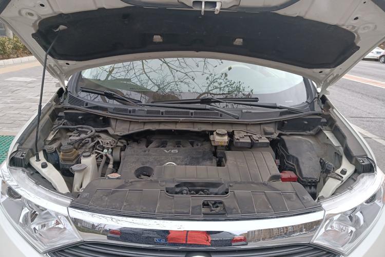 Used Nissan Quest 2013 3.5L SL Engine Bay