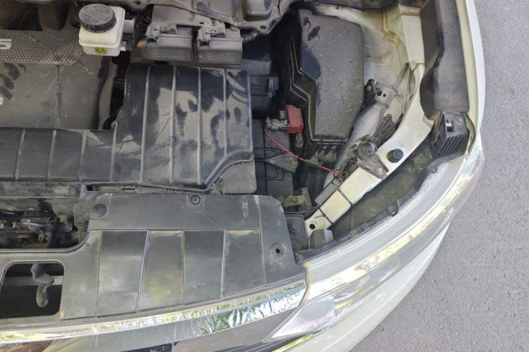 Used Nissan Quest 2013 3.5L SL Engine Bay Left