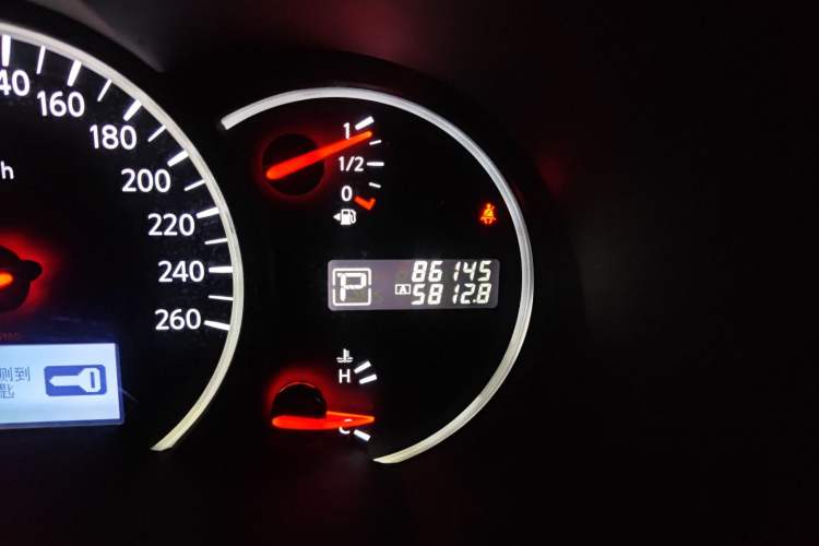 Used Nissan Quest 2013 3.5L SL Odometer Close Up