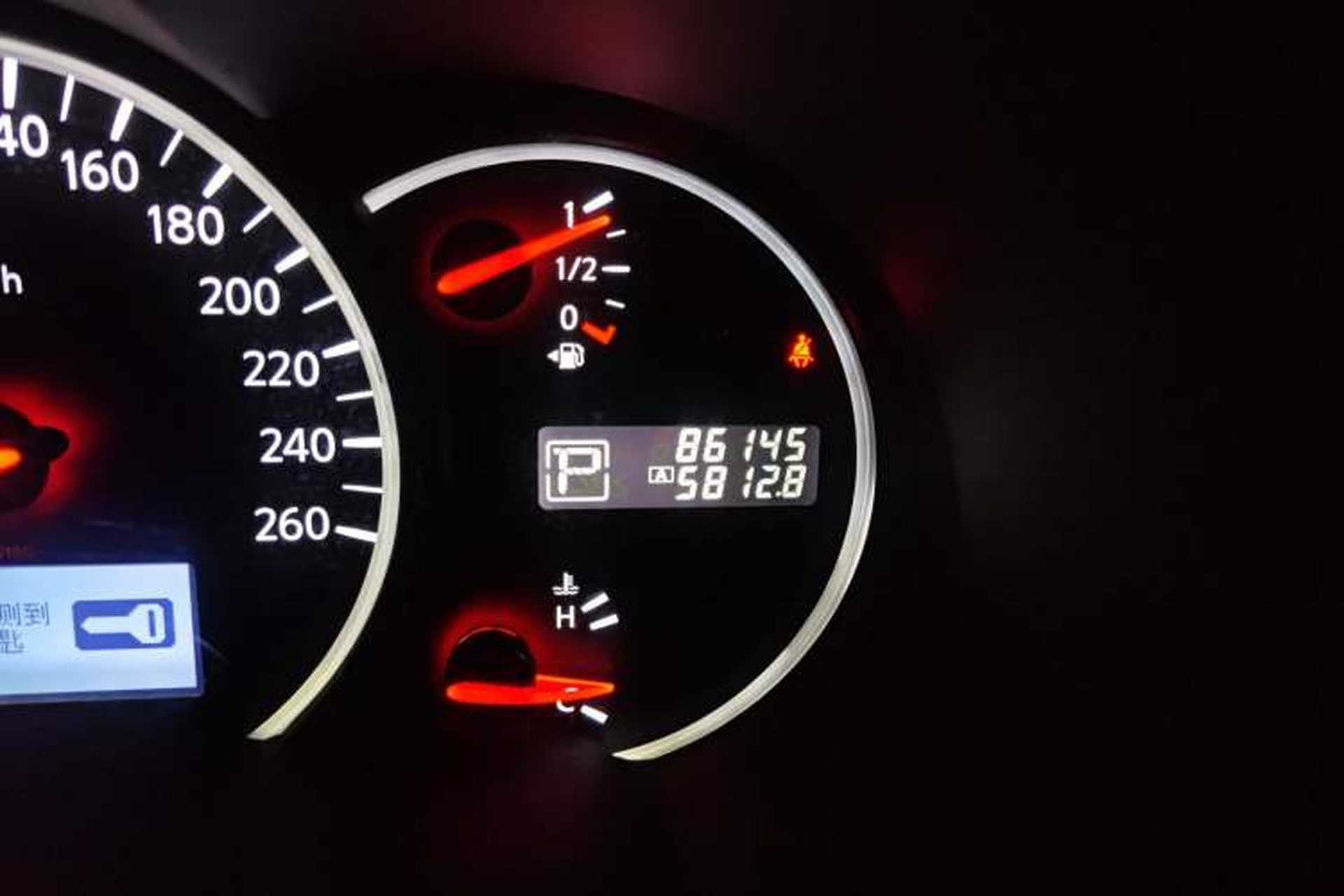 Used Nissan Quest 2013 3.5L SL Odometer Close Up