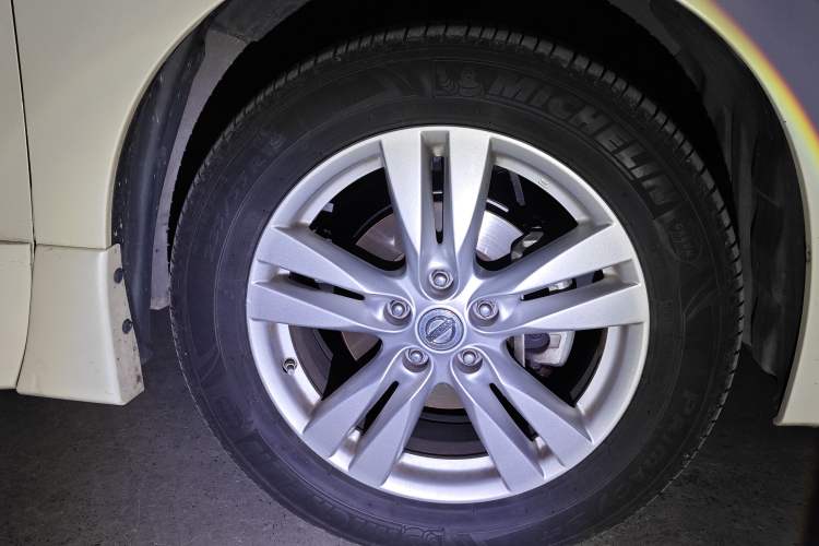 Used Nissan Quest 2013 3.5L SL Right Front Wheel Hub