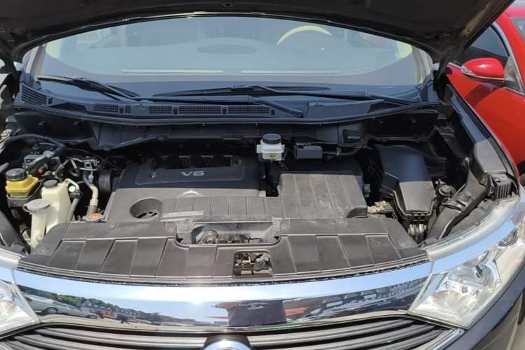 Used Nissan Quest 2015 3.5L SL Engine Bay