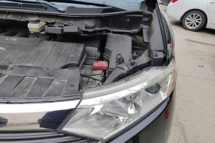 Used Nissan Quest 2015 3.5L SL Engine Bay Left
