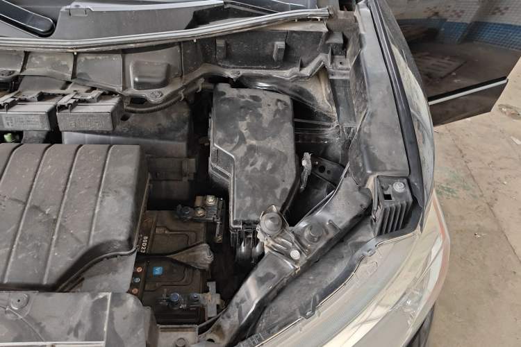 Used Nissan Quest 2015 3.5L SL Engine Bay Left