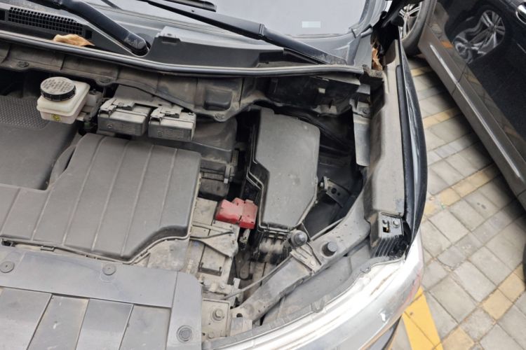 Used Nissan Quest 2015 3.5L SL Engine Bay Left