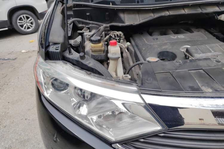 Used Nissan Quest 2015 3.5L SL Engine Bay Right