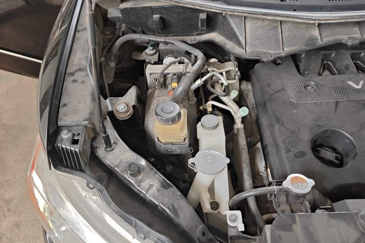 Used Nissan Quest 2015 3.5L SL Engine Bay Right