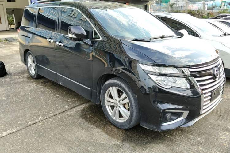 Used Nissan Quest 2015 3.5L SL Front Right 45 Deg