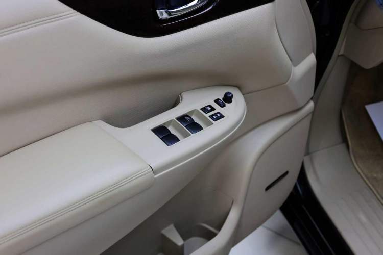 Used Nissan Quest 2015 3.5L SL Interior 2
