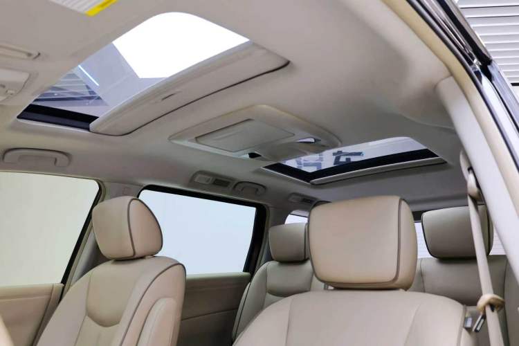 Used Nissan Quest 2015 3.5L SL Interior 9