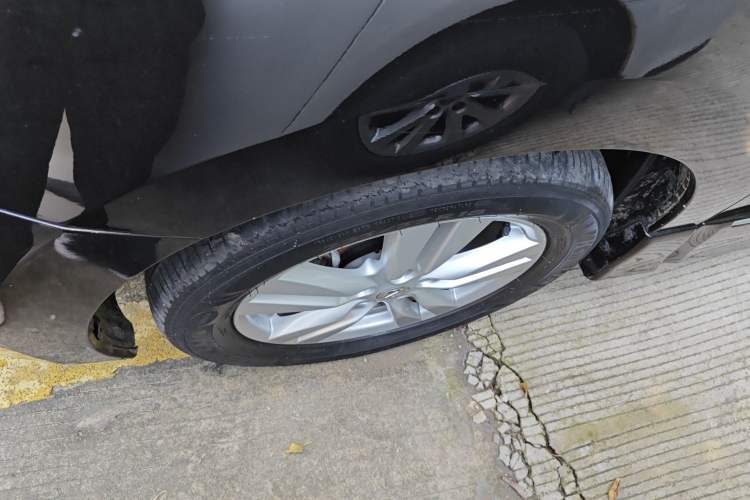 Used Nissan Quest 2015 3.5L SL Left Front Wheel Hub