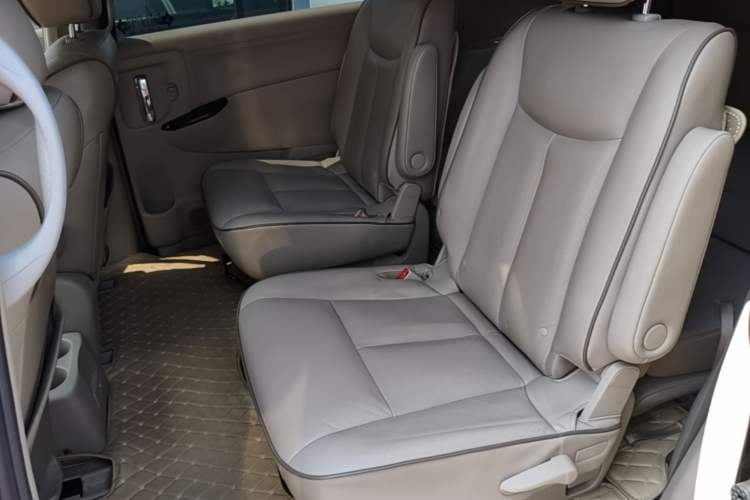 Used Nissan Quest 2015 3.5L SL Left Rear Seat