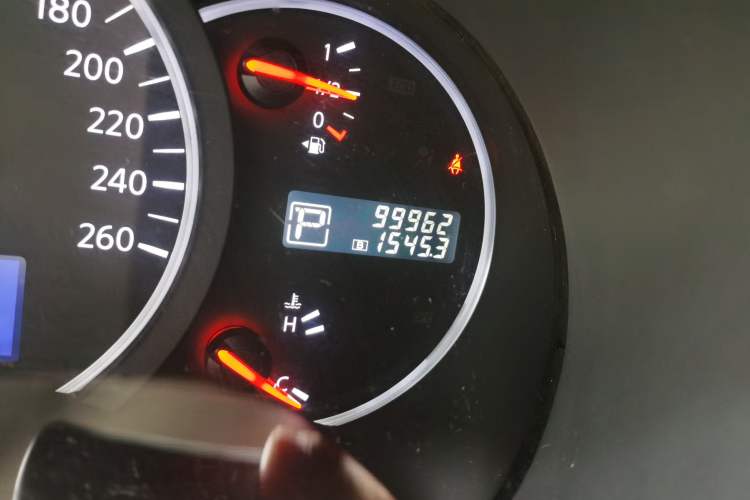 Used Nissan Quest 2015 3.5L SL Odometer Close Up