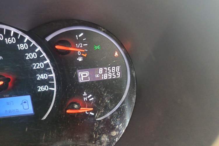 Used Nissan Quest 2015 3.5L SL Odometer Close Up