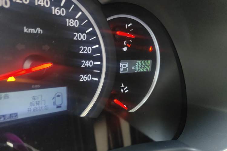 Used Nissan Quest 2015 3.5L SL Odometer Close Up