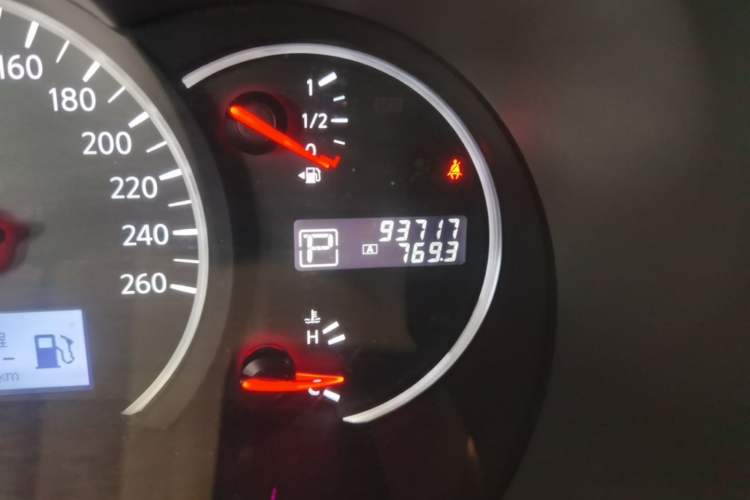 Used Nissan Quest 2015 3.5L SL Odometer Close Up
